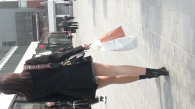 步行街一路跟踪抄底多位极品高颜值时尚小姐姐 (8)